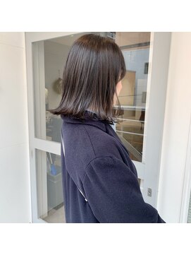 ミント(mint) 暗めグレーで透明感を。