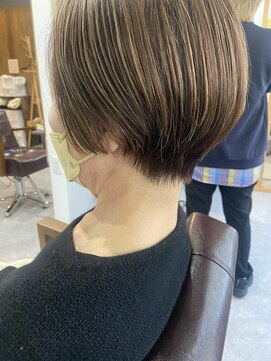 ロニ(Roni) 白髪ぼかしハイライトショート