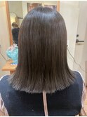 外ハネ切りっぱなしボブ×グレイアッシュ