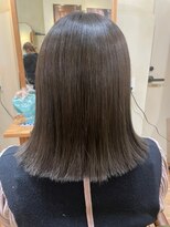 オーストヘアジジ(Aust hair Gigi)&nbsp;外ハネ切りっぱなしボブ×グレイアッシュ