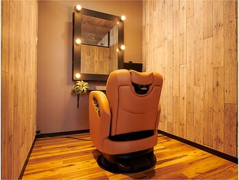 ヘアーサロン モカ(Hair salon MOKA)の写真/快適に過ごせる半個室&個室で極上の施術を提供いたします!1席ずつTV付きで最新のシャンプー台も完備!