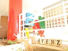 アベンツ ファンデーション(Avenz.foundation)の雰囲気（入り口は赤い柱とカラフルな看板が目印です☆）