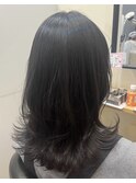 くびれミディアム×暗髪カラー