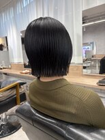 モク(mok) 首元スッキリ切りっぱなしボブ