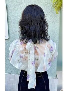 ヘアードレッシングショップ サロ(Hair Dressing Shop Salo) ミディアムウルフ×しなやかウェーブ×暗髪ブルー