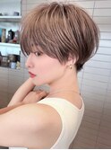 アッシュグレーで際立つお洒落美人なハンサムショート