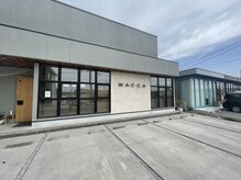 ワッカ(WACCA)の雰囲気（広々とした駐車場☆隣テナント駐車場もOK。）