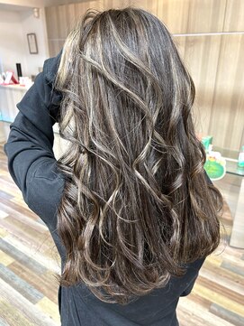 ラヴィエール(LAVIERE by R-EVOLUT) ハイライト　スモーキーアッシュ　レイヤーカット　ハイレイヤー