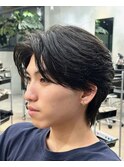 メンズ刈り上げセンターパートフェザーパーマブルーブラック