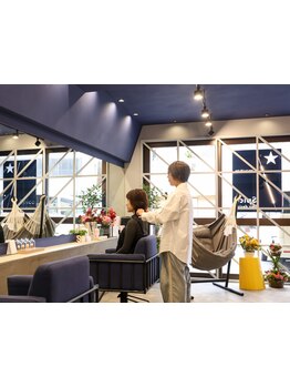 【女性オーナーマンツーマン】待ち時間もゆっくりお過ごし頂けるよう、こだわりのカフェスペースも設置★