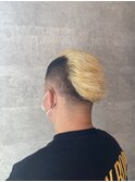 メンズ金髪震災刈りスタイル