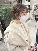 大人かわいいハイライトベージュナチュラルショートボブ耳かけ
