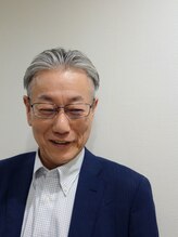 レオム(Re Homme) ナチュラルグレイヘアでタイトなツーブロック