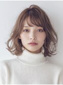 耳かけレイヤーカットハイライトカラーくびれミディ白髪染め