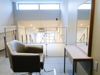 階段を上がると完全個室フロア、施術が全て可能な設備あり！