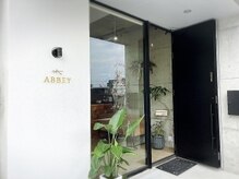 アビー(-Abbey-)の雰囲気（大きな黒い扉とABBEYのロゴが目印です）