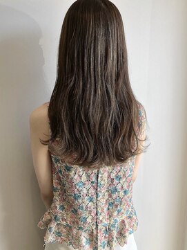 ジジ プラス デザイン(GIGI+design) グレージュのハイライト