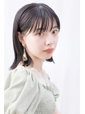切りっぱなしの外ハネストレートスタイル。