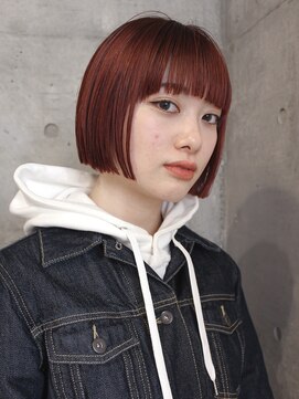 オーオ シカシカ(OOO YY) ブリーチなしダブルカラー/赤髪×ミニボブ