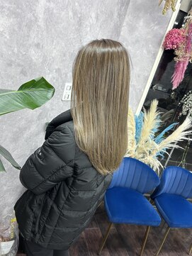 アンティア小作(ANT‘IA) ハイライトカラー。ベージュ仕上げ