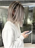 春のトレンド外国人風バレイヤージュとホワイトグレージュのボブ