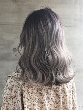 外国人のようなアッシュ・グレージュもブリーチなしです。万代/ブリーチ/インナーカラー/イルミナカラー