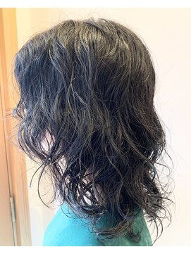 トレパルッキエーレ(tre parrucchiere) ［-tre-］黒髪パーマ