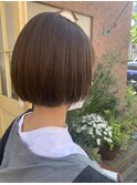 ぱつっとボブスタイル。