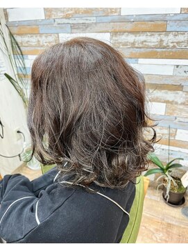 ハウオリ ヘアーワークス(Hauoli hair works) ふんわりウルフ×メタリックグレーカラー