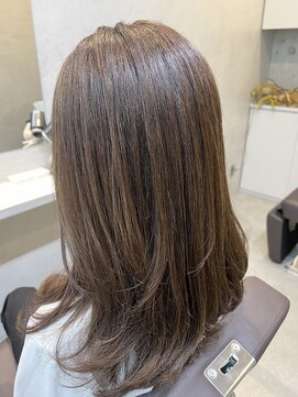 プラスシー(+C) ハイライトで作る大人の透明感グレージュカラー/福岡脱白髪染め