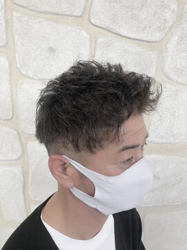 マハラジャ(MAHARAJA) ゆるいパーマのアップバングスタイル