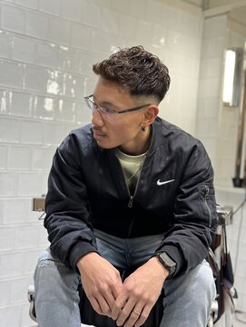 メリケンバーバーショップ フクオカ(MERICAN BARBERSHOP FUK) 波巻き束感ショートツーブロックマッシュアップバングコンマヘア