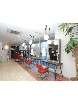 幅広い年齢層から支持されるアットホームな人気店！丁寧な接客で楽しくstylechangeできちゃうのが嬉しい♪