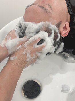 クリアな頭皮へ導く酵素スパで頭皮スッキリ！熟練マッサージで癒されながら、潤いと血行促進を叶える。