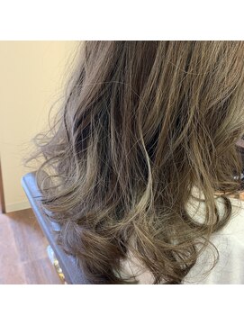 ゴエン(goen hair lounge) お仕事で髪色遊べない方はシークレットハイライト！