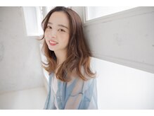 ハイライトやバレイヤージュを組み合わせ、大人ハイライトをデザインします。