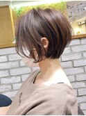 大人ショートボブ、白髪ぼかしハイライト、丸みくびれ【BISA】