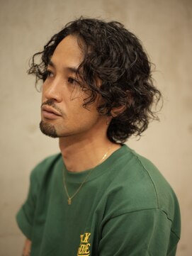 大人の波巻きスパイラルパーマミディアムロングメンズカットヘア