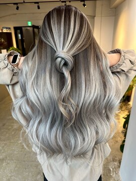 メリー オオサカ(Merly Osaka) 海外風white silver balayage