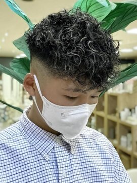 シャルムバイケンジ(Charm.by KENJE) メンズパーマ波巻きツイストスパイラル刈り上げセンターパート