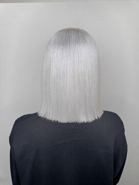 アン(Hair make un) ホワイトシルバーグレージュ