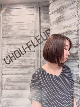 シューフルール(chou-fleur) 【cfm gloss color】淡いレッドのパリッとボブ
