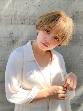 メイクス 表参道(MAKE'S omotesando) 大人かわいい シアベージュ ハイトーンショート 前髪