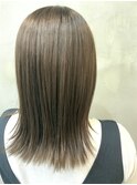 オリーブベージュ