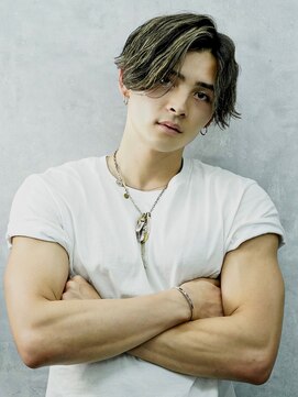 クロムトウキョウ ザ バーバー ネオン 新宿店(CHROM TOKYO the Barber ne/on) 波巻きセンターパート／メンズハイライト