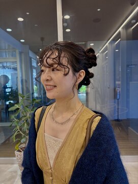 エクリジユウガオカ(equri Jiyugaoka) おくれ毛シニヨン/くしゃ団子アレンジ/お呼ばれヘア/20代/30代