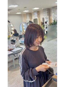 ラベンダーブラウンとハッシュカットボブ