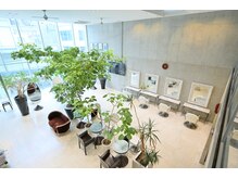オブ ヘアー 自由が丘 ウエスト(Of HAIR WEST)の雰囲気（高い天井と広い店内でゆったり過ごせます）