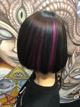 ゾーマ(ZOUMA) メッシュ感のあるインナーカラー 派手髪