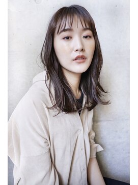 ファム(FAM) ミディアム　パーマ　シースルー バング　グレージュ　韓国風